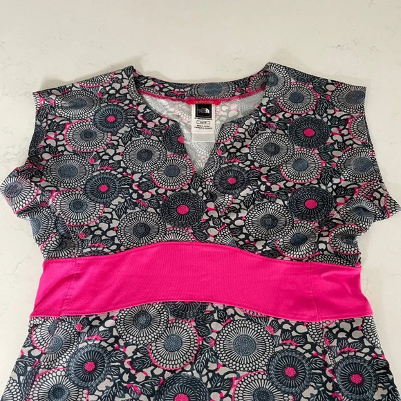 The North Face Activewear Pull On Cap Slv VNeck Print Top Grey Pink Sz XS - Picture 3 of 13